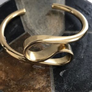 💜NWOT Goldtone Cuff/Bangle Bracelet